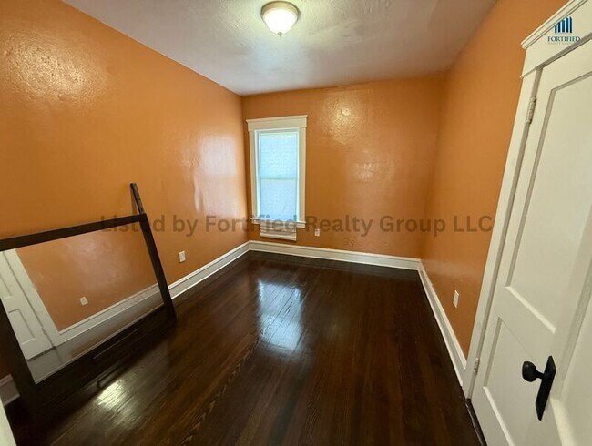 Building Photo - 170 King St