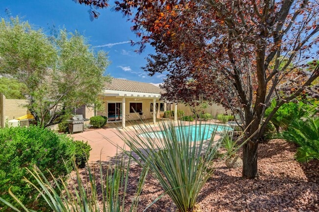 Building Photo - Beautiful 3 Bedroom Single Story Home in A...