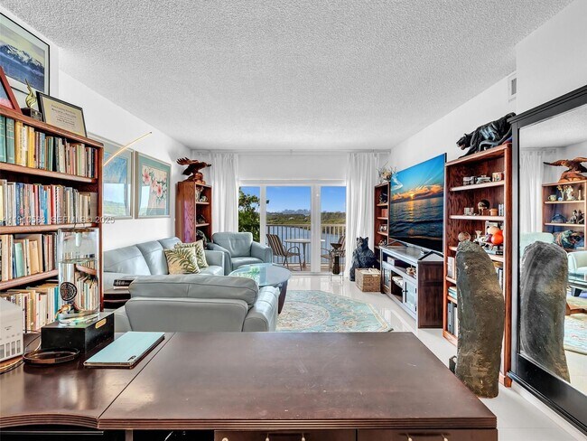 Building Photo - 300 Bayview Dr