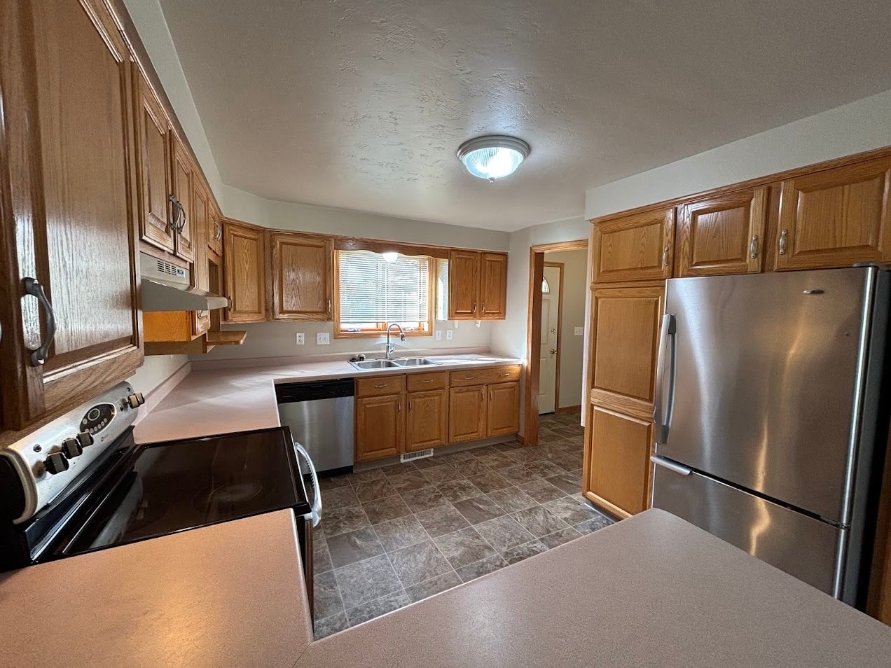 Building Photo - 3222 Lakeview Dr