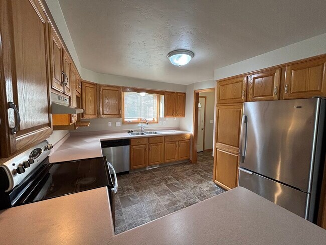 Building Photo - 3222 Lakeview Dr