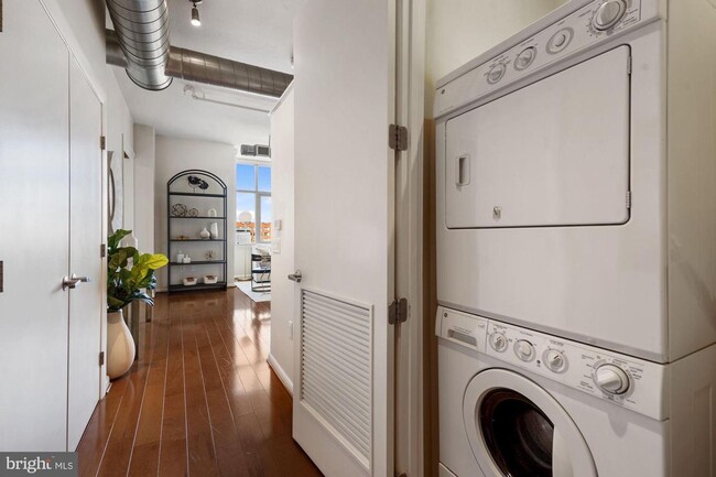 Building Photo - Incredible 11th Floor 2BR/2BA Condo (including reserved garage parking) in Vibrant Mount Vernon T...