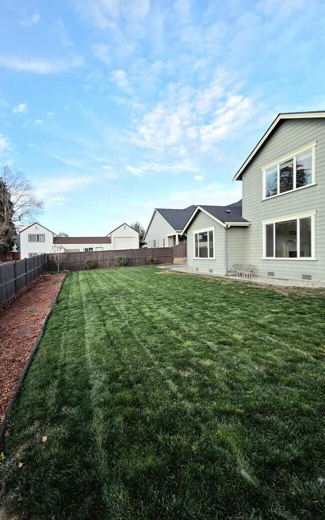 Building Photo - Large 3 bedroom, 3 bath newer build in sought after East Wenatchee neighborhood!