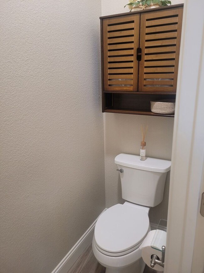 Building Photo - BEAUTIFUL - UPGRADED - LAMINATE FLOORING -...