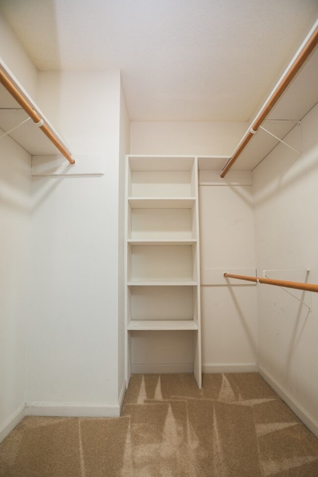 Building Photo - Available early July! Adorable 2 bed, 2.5 ...
