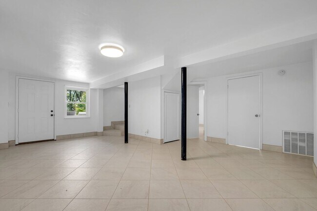 Building Photo - 2208 Escambia Dr