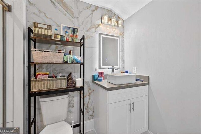 Building Photo - 1074 Peachtree Walk NE