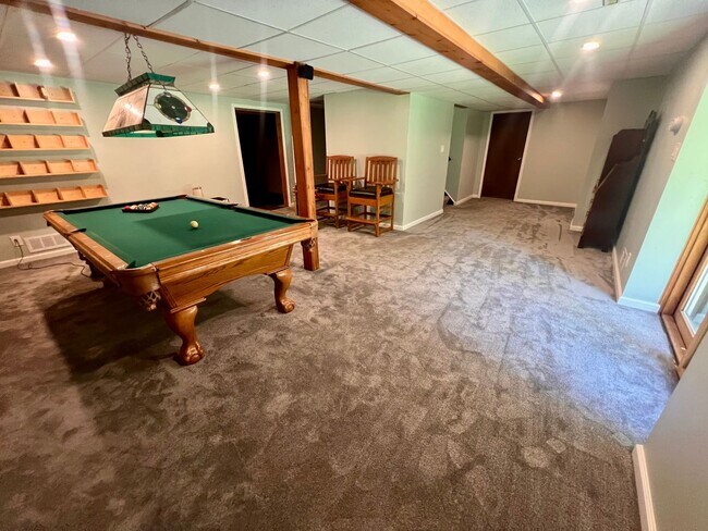 Building Photo - Cranberry - 6 bedroom 4 bathroom - Stunnin...