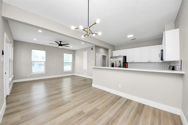 Building Photo - 819 E 40th St