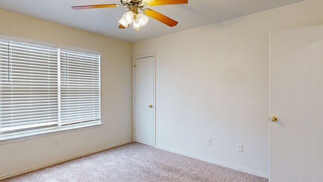 Building Photo - 2 WEEKS FREE RENT +  STAINLESS STEEL APPLIANCES!!!!