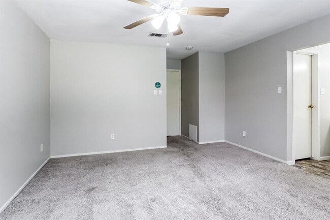 Building Photo - 2703 Wood River Rd