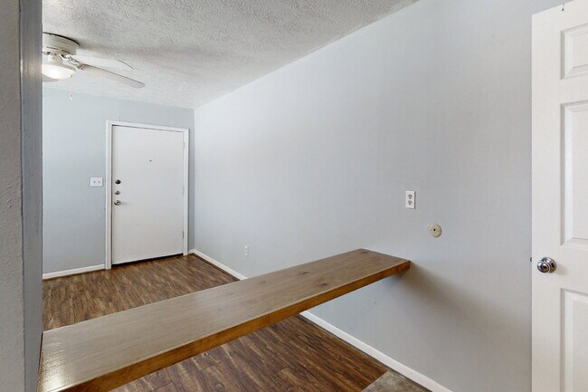 Building Photo - Efficiency unit close to campus