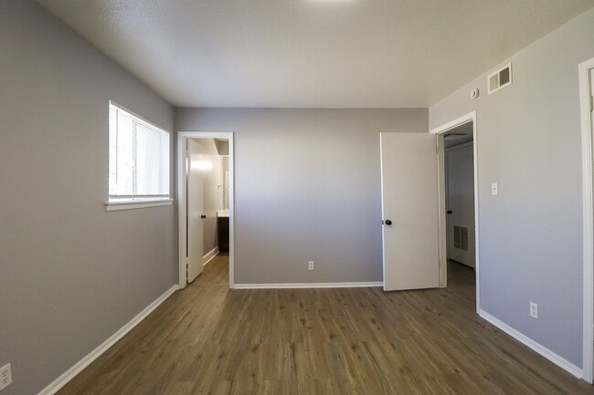 Building Photo - 2 Bed | 2 Bath in Central Tulsa!
