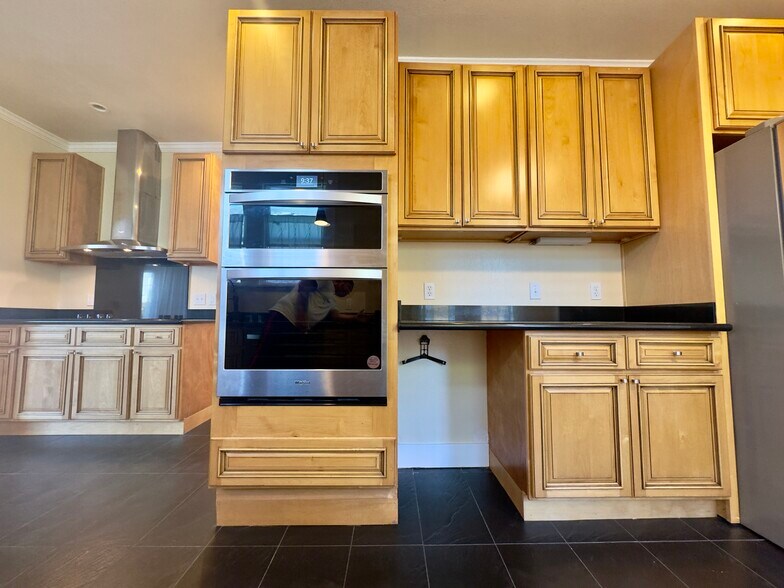 Building Photo - 2615 Maxwell Ave