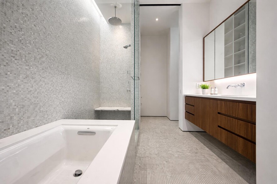 Building Photo - 54 Bleecker St