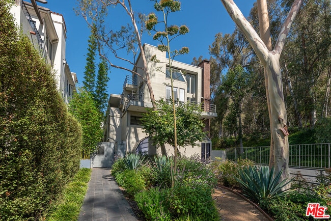 Building Photo - 11601 Montana Ave