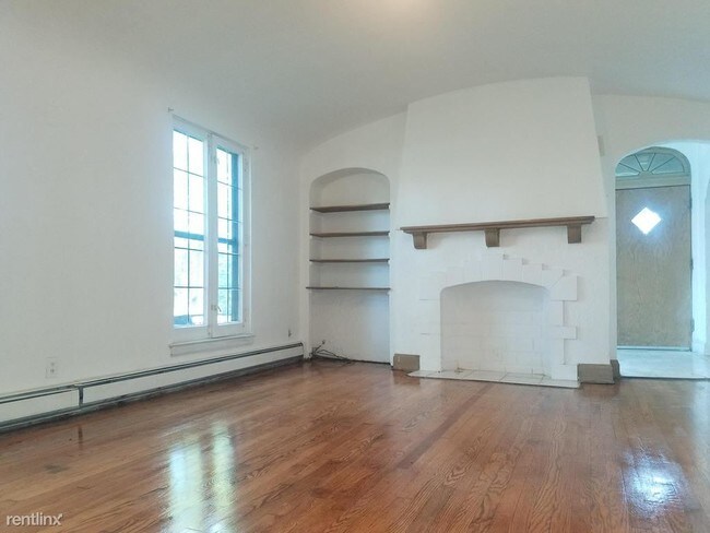 Building Photo - 2122 E Kenmore Pl