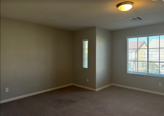 Building Photo - Large Stunning 5 Bedroom Home in the South...