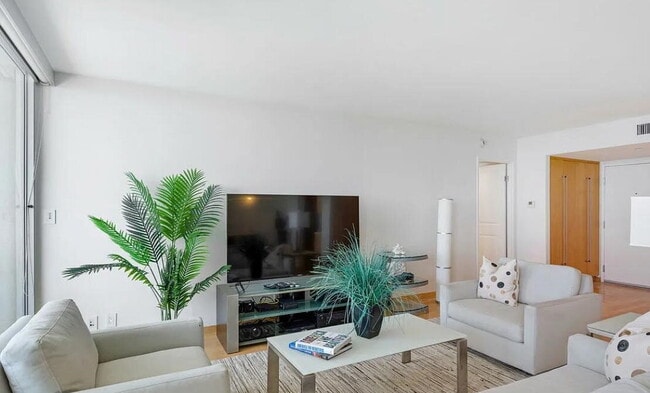 Building Photo - "Chic Santa Monica Oasis: 1-Bedroom Furnis...