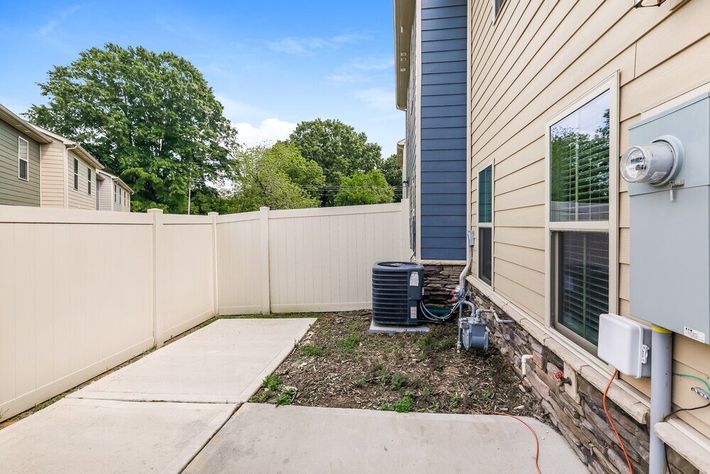 Building Photo - 307 Pond Place Ln