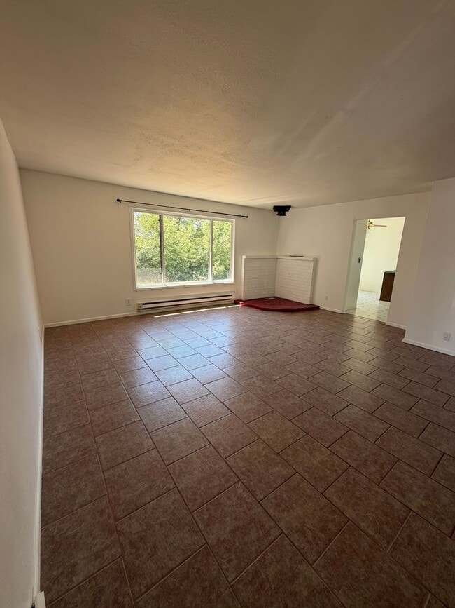 Building Photo - Two Bedroom, One Bathroom Home - Located near Sky Lakes and Oregon Tech!