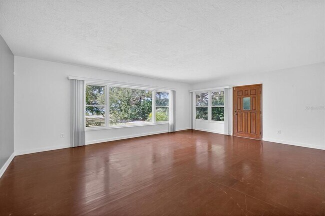 Building Photo - 215 Edgewater Dr