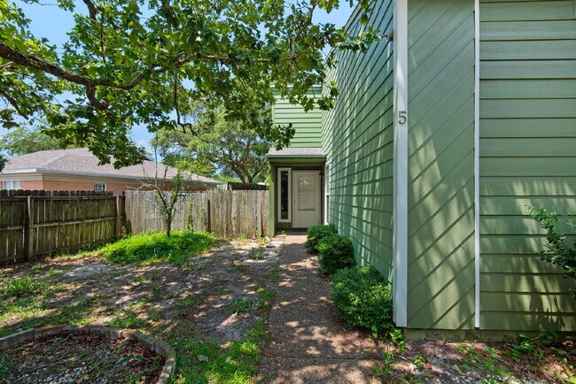 Building Photo - "Charming 2-Bed Townhouse Oasis in Shalimar !"