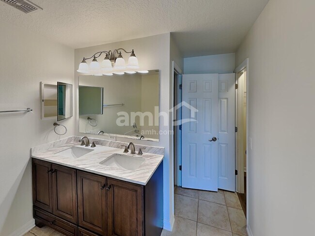 Building Photo - 544 Westcliffe Dr