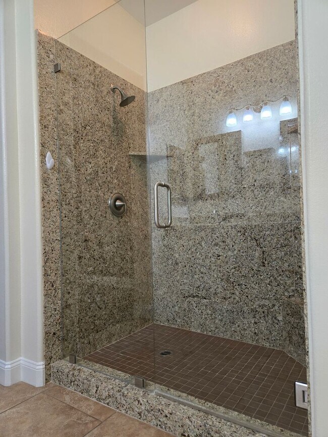 Building Photo - A Beautiful Single Story Townhouse! 3 Bed,...