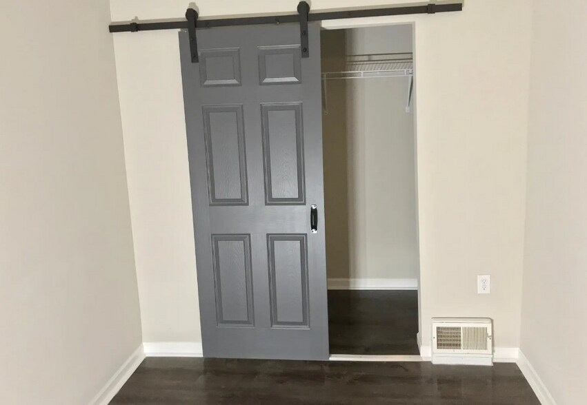 Building Photo - 636 N Grove Ave