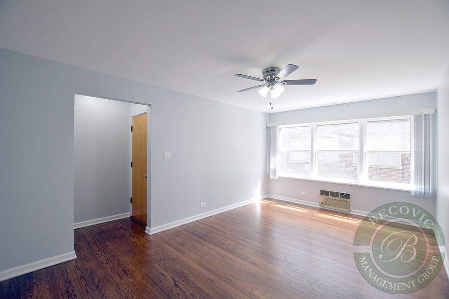 Building Photo - 7639 N Eastlake Ter