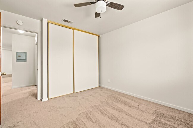 Building Photo - Freshly Updated 3 Bedroom: Utilities Paid,...