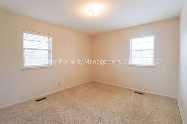 Building Photo - LARGE | 3 Bed | 2 Bath | Midtown Tulsa