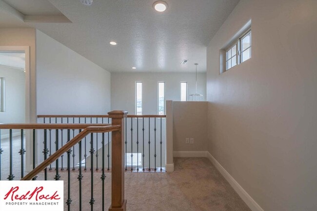 Building Photo - Beautiful Townhome in Hurricane Heights!