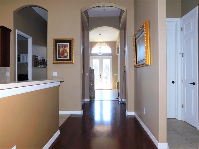 Building Photo - 2051 Autumn View Dr