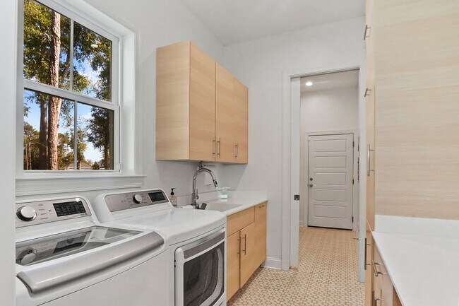 Building Photo - Pool/ Waterfront/ Custom Home in Waterways!