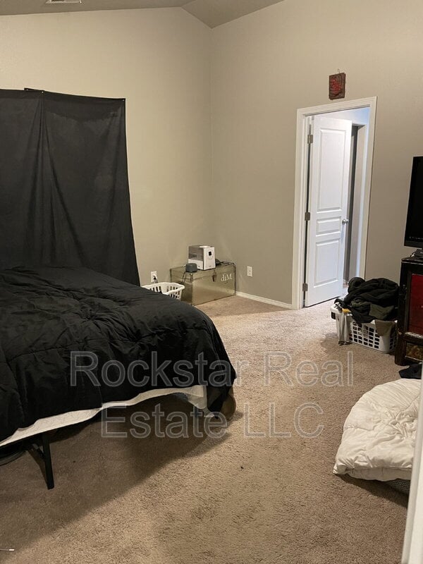 Building Photo - 1327 N Rogue River St