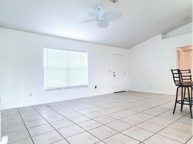 Building Photo - 1632 SE Chello Ln