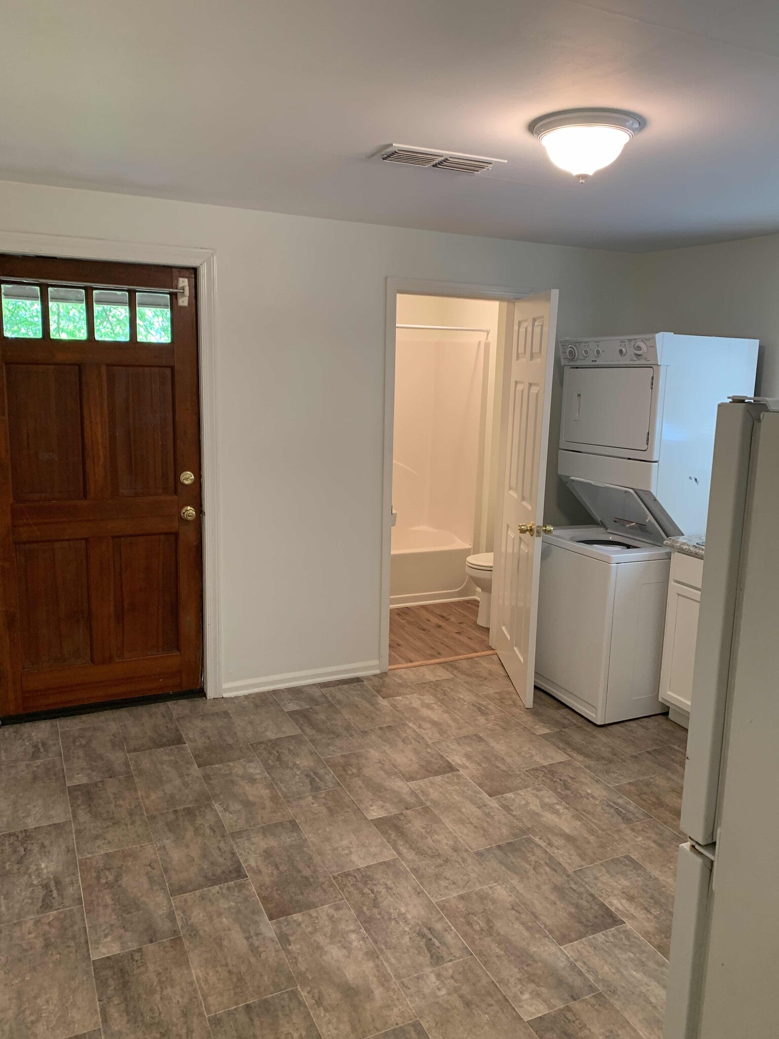 Kitchen/Laundry - 215 Hood St