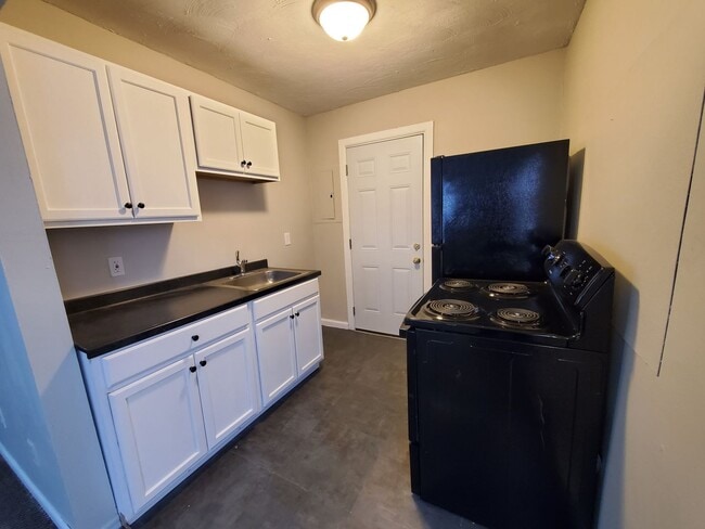 Building Photo - Studio Cottage For Rent ON W Erie - Huge Y...