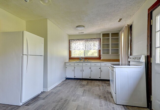 Building Photo - 1504 Bristol Caverns Hwy