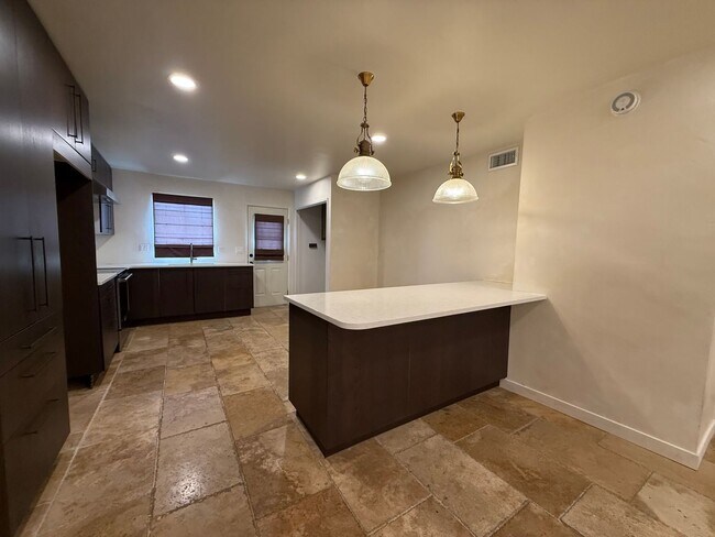 Building Photo - Beautifully updated condo!