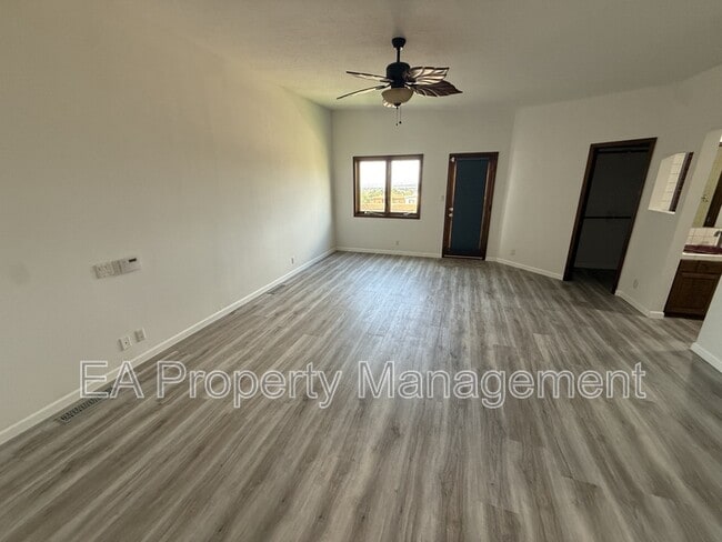 Building Photo - 500 Oakwood Pl NE
