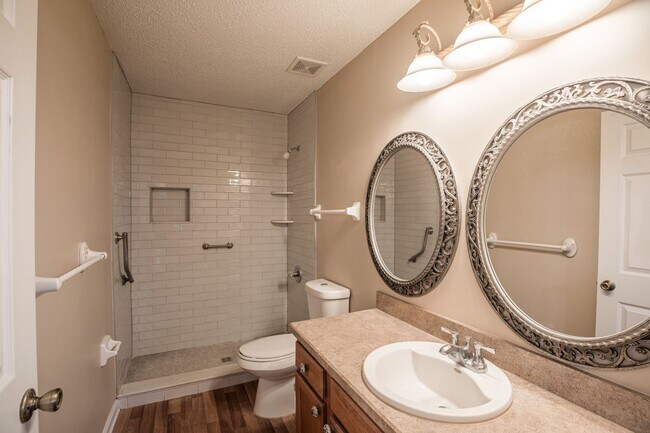 Building Photo - HIllcrest