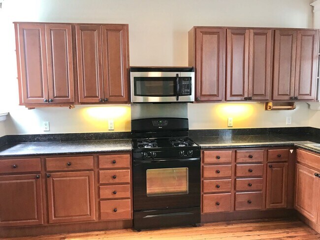 Building Photo - Top Floor Huge 4BR Flat, In Unit Laundry i...