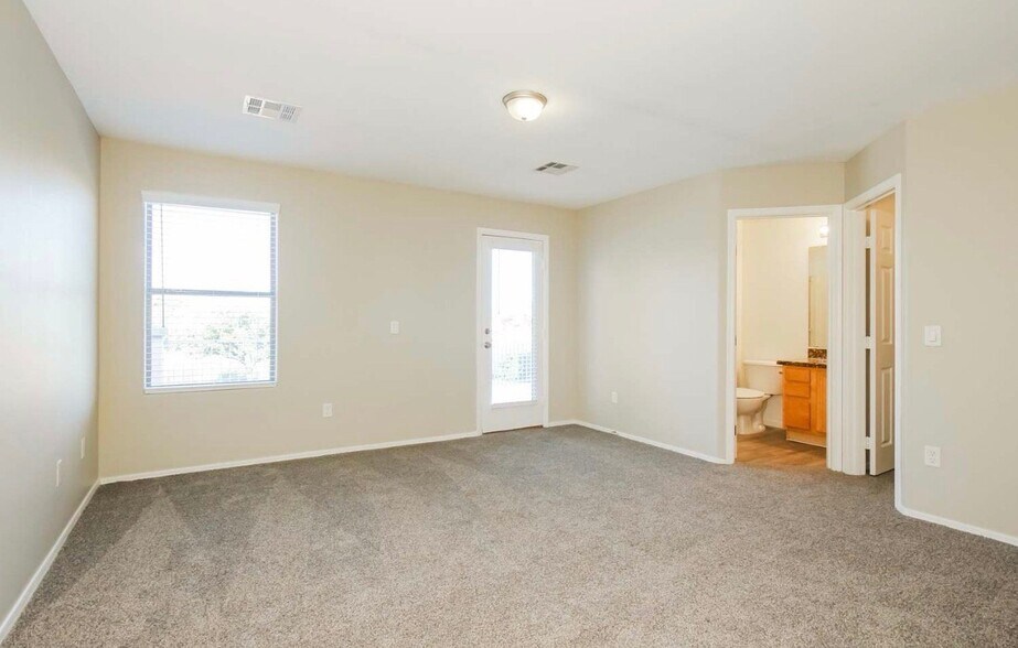 Building Photo - 5622 S 11th Pl