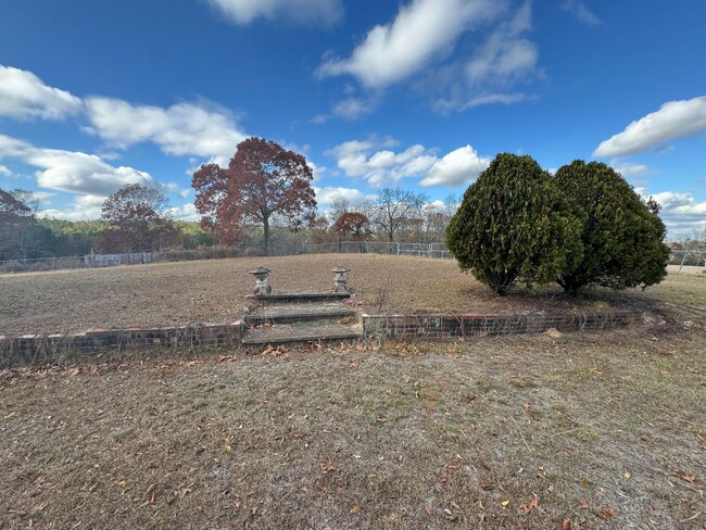 Building Photo - Half Acre Fenced-In 3/2 Right outside of P...