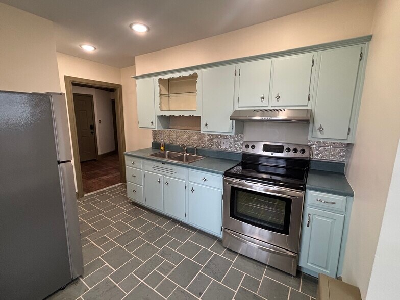 Building Photo - 28 W Main St