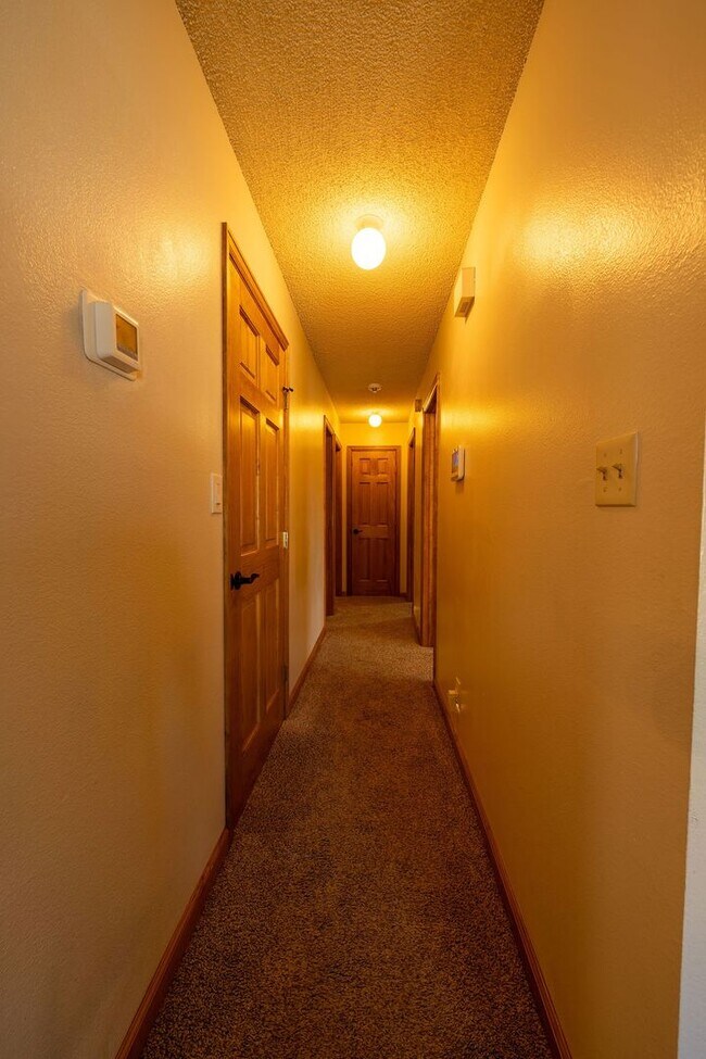 Building Photo - ***MOVE IN SPECIAL*** $500 OFF 1st MONTH'S...