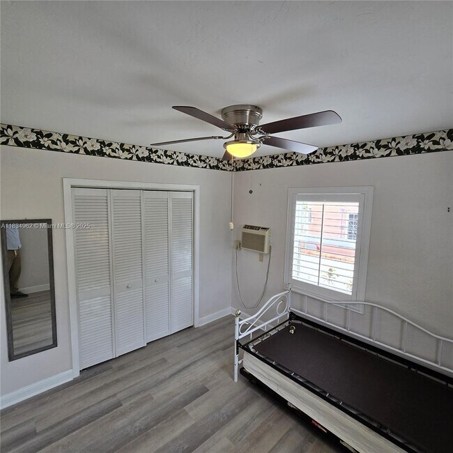 Building Photo - 6428 SW 39th St